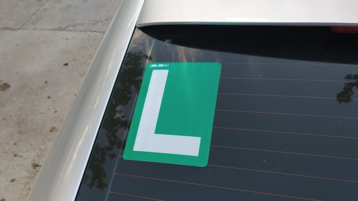 Distintivo V-13: todo lo que tienes que saber sobre la placa de la L de conductor novel