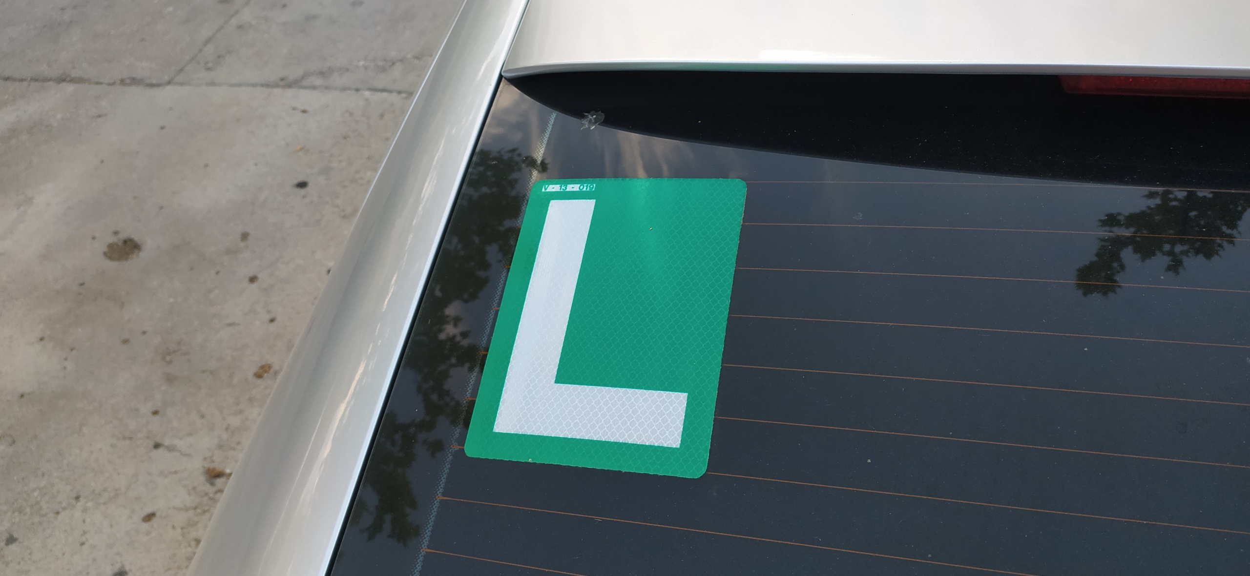 Distintivo V-13: todo lo que tienes que saber sobre la placa de la L de  conductor novel