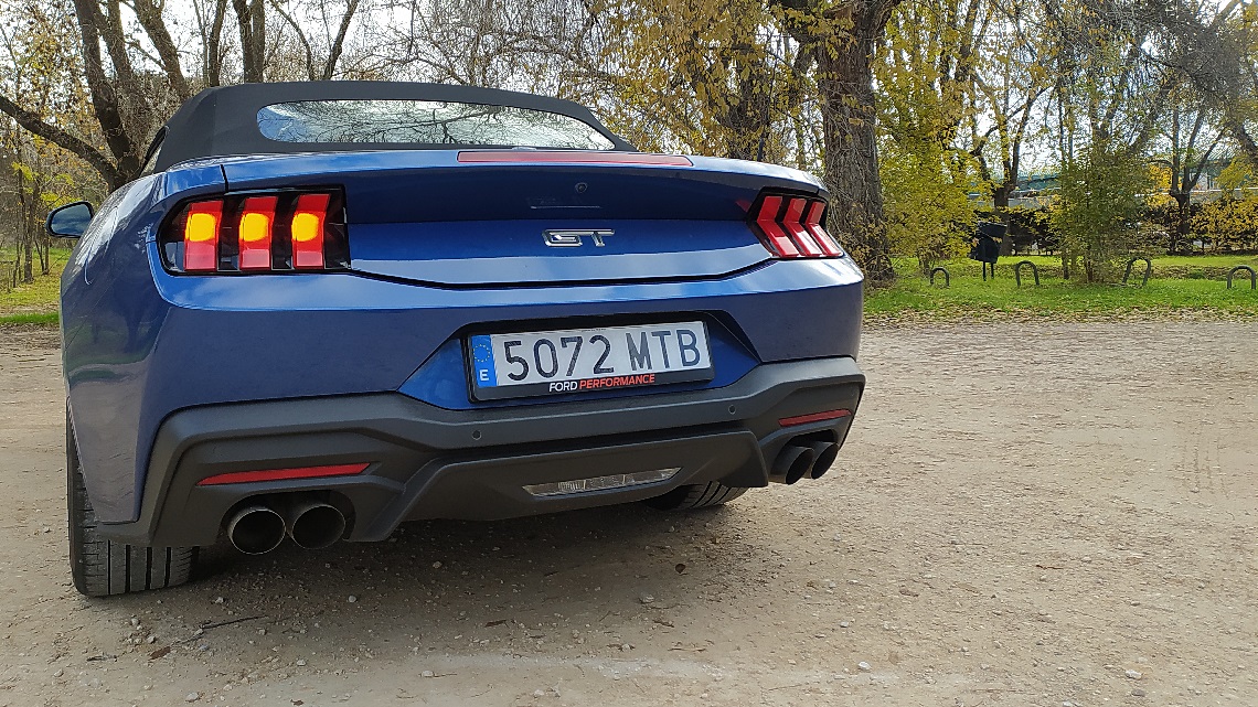 test ford mustang v8 convertible